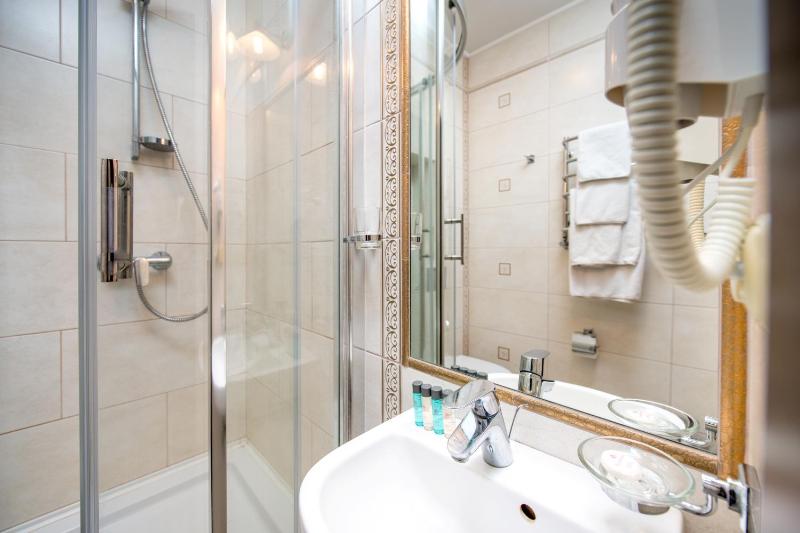 Double Room with Balcony image 2