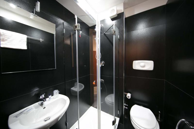 Single Room image 3
