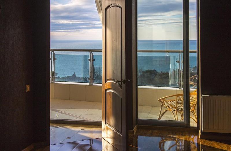 Studio Apartment with Sea View image 3