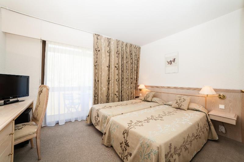 Superior Twin Room image 4