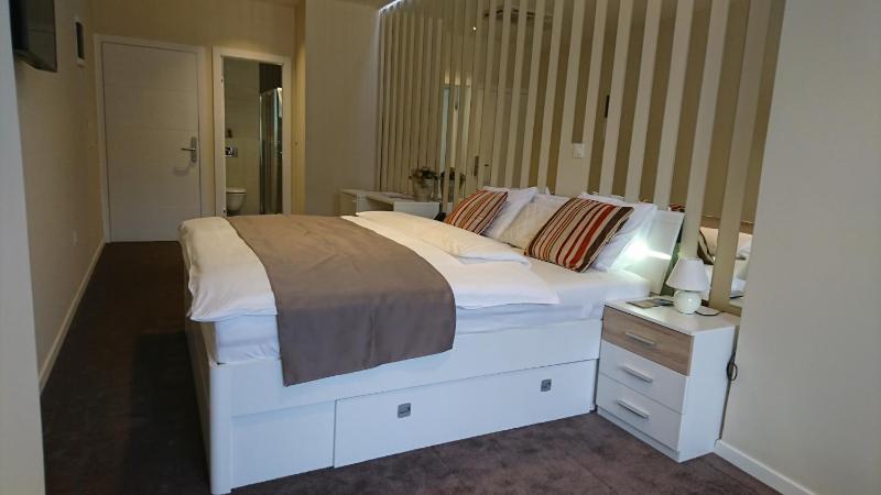 Double Room with Private Bathroom image 2