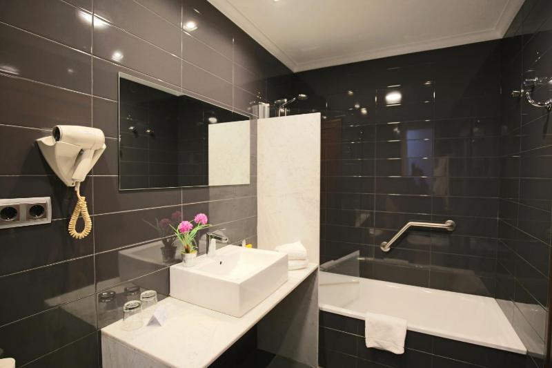 Double or Twin Room with Extra Bed image 3