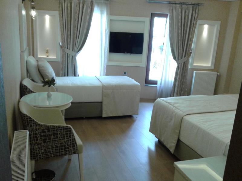 Superior Triple Room with Balcony image 2