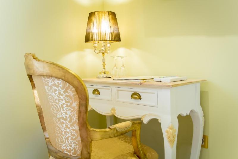 Deluxe Double or Twin Room with Balcony image 3
