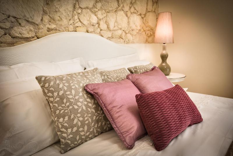 Deluxe King Room image 3