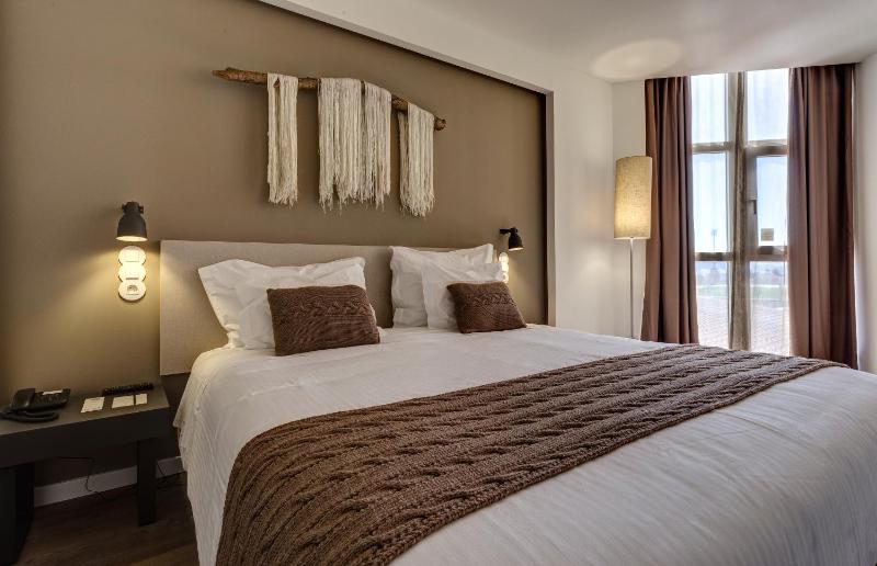 Double Room with Extra Bed (2 Adults + 1 Child) image 4