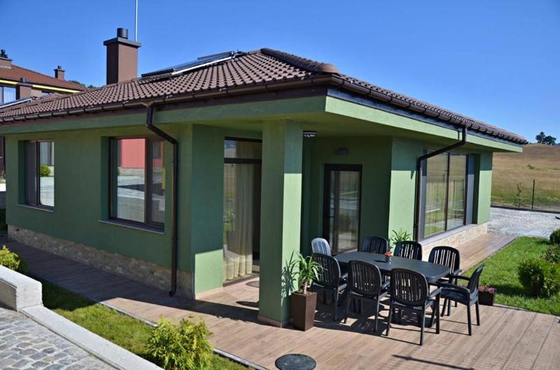 Three-Bedroom House image 2