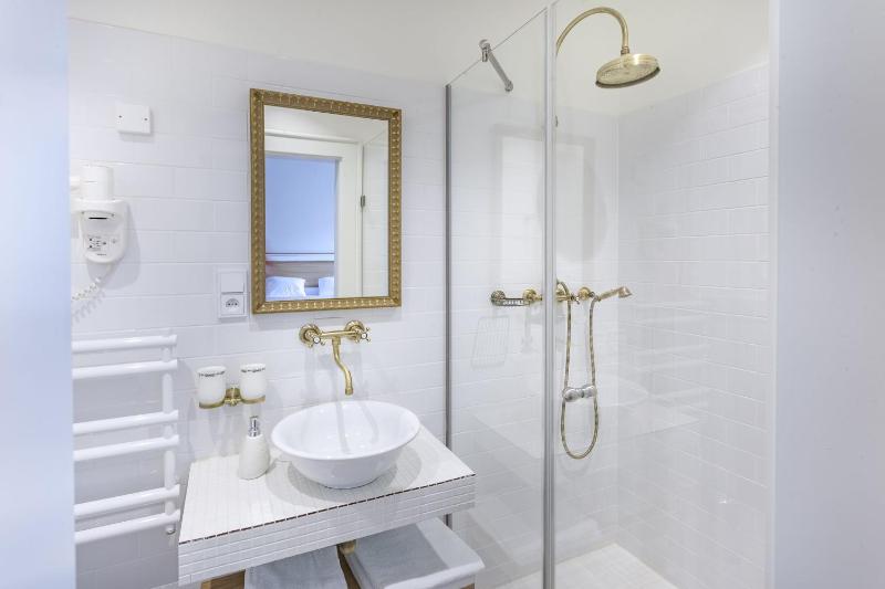 Standard Double Room image 3