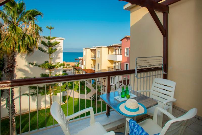 One-Bedroom Suite with Side Sea View image 3