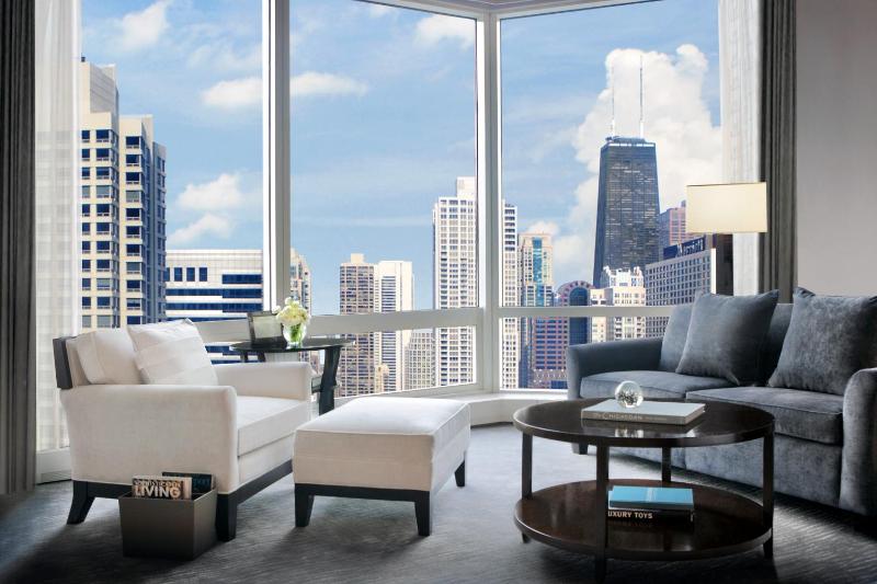 Deluxe King Room with City View image 3