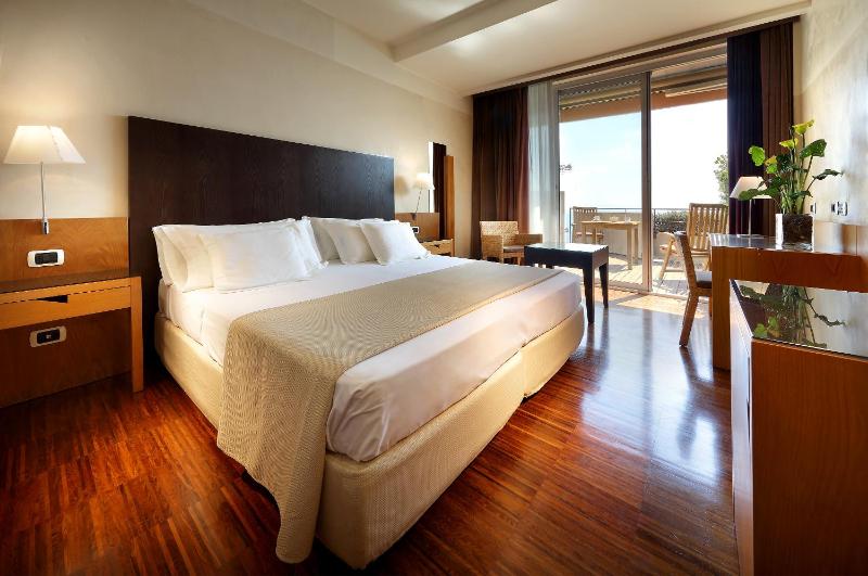 Double or Twin Room with Balcony and Sea View image 4
