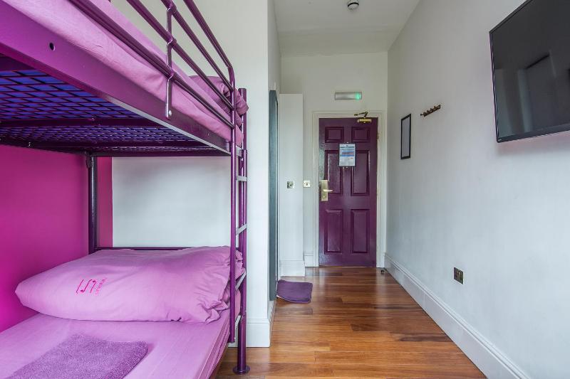 Twin Room Ensuite image 4