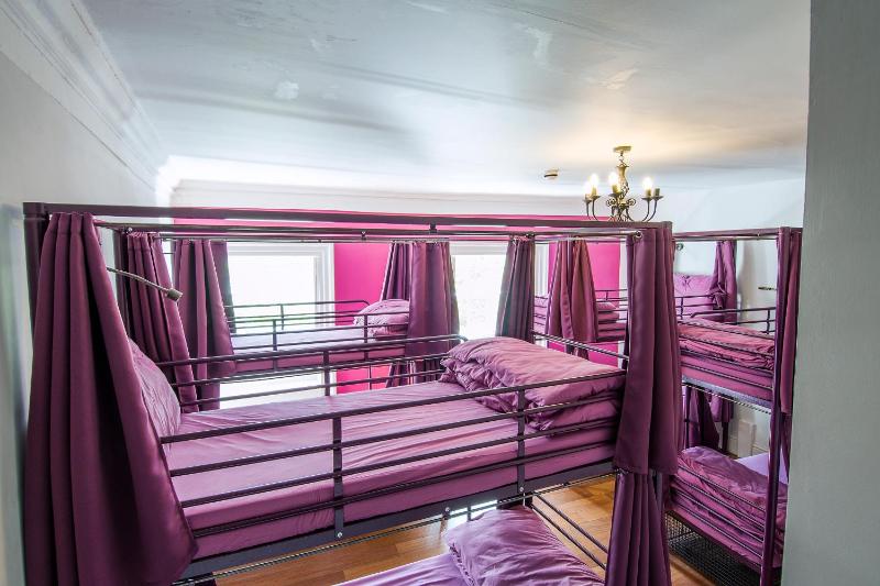 Bed in 8-Bed Mixed Dorm Ensuite image 4