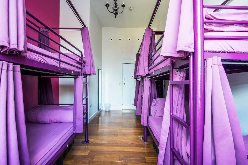 Bed in 6-Bed Mixed Dorm Ensuite image 4
