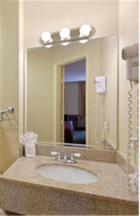 Standard Queen Room image 3