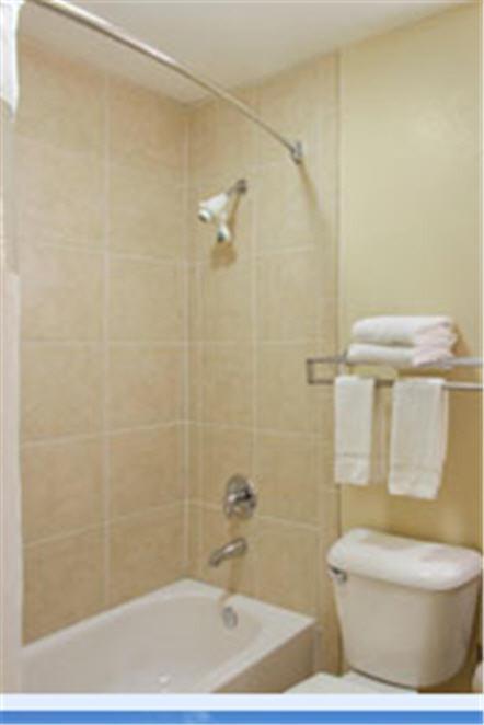 Standard Queen Room image 4