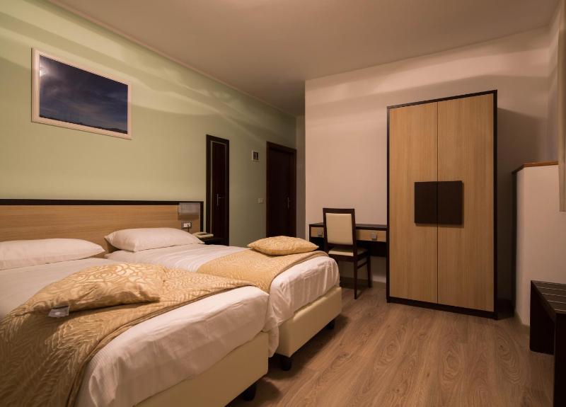 Standard Triple Room image 4