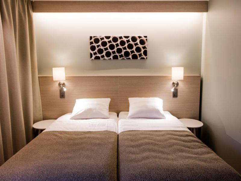Twin Room image 4