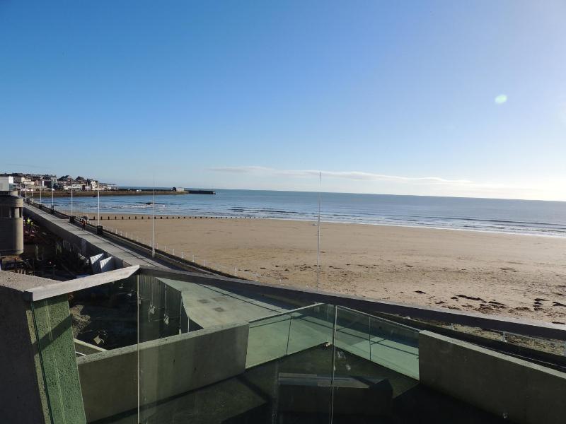 Three-Bedroom Apartment with Sea View image 3
