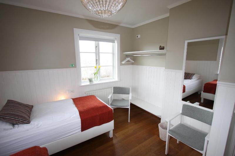 Standard Twin Room with Shared Bathroom image 2