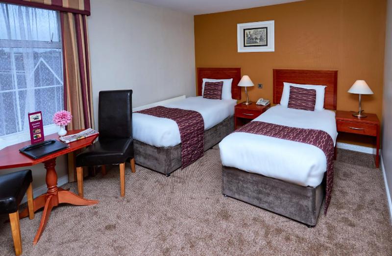 Standard Twin Room image 3