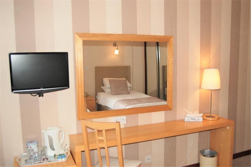 Twin Room with Sea View and Balcony image 4