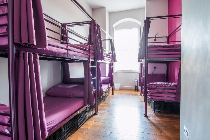 Bed in 6-Bed Mixed Dorm Ensuite image 3