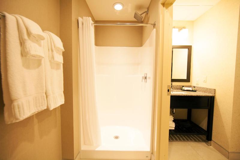 Queen Room image 2