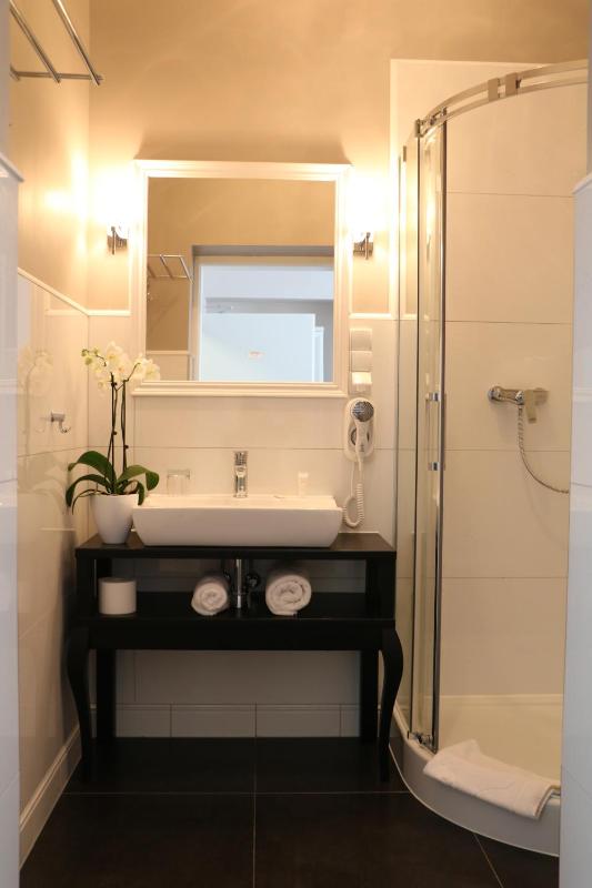 Superior Triple Room image 3