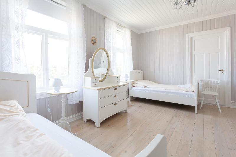 Large Twin Room image 4