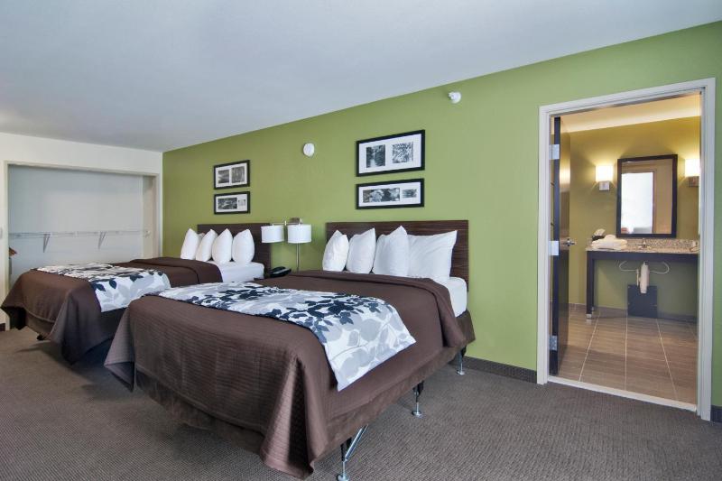 Queen Room with Two Queen Beds - Non-Smoking image 1