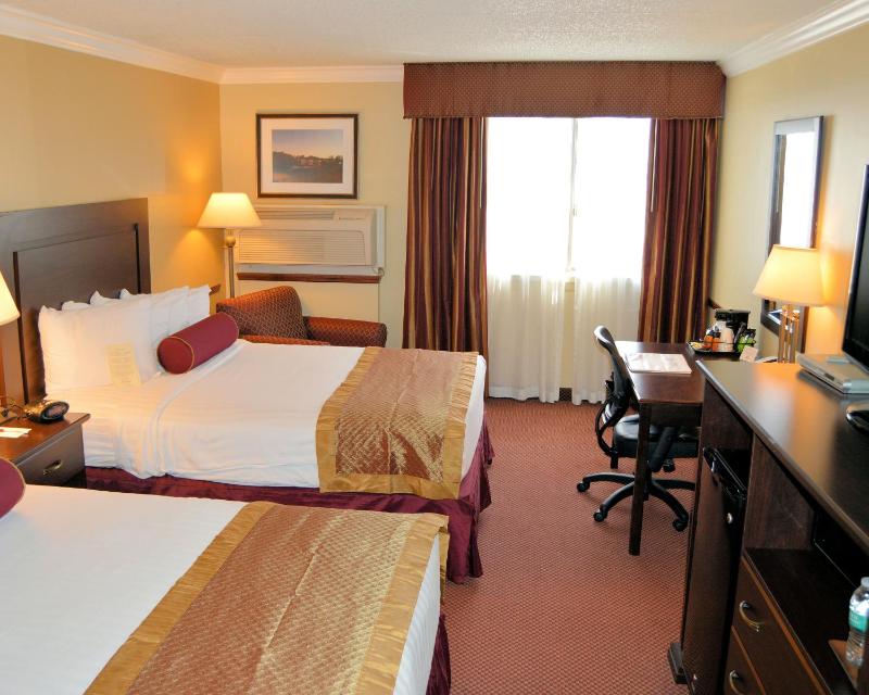 Queen Room with Two Queen Beds and Roll-In Shower - Disability Access/Non-Smoking image 4