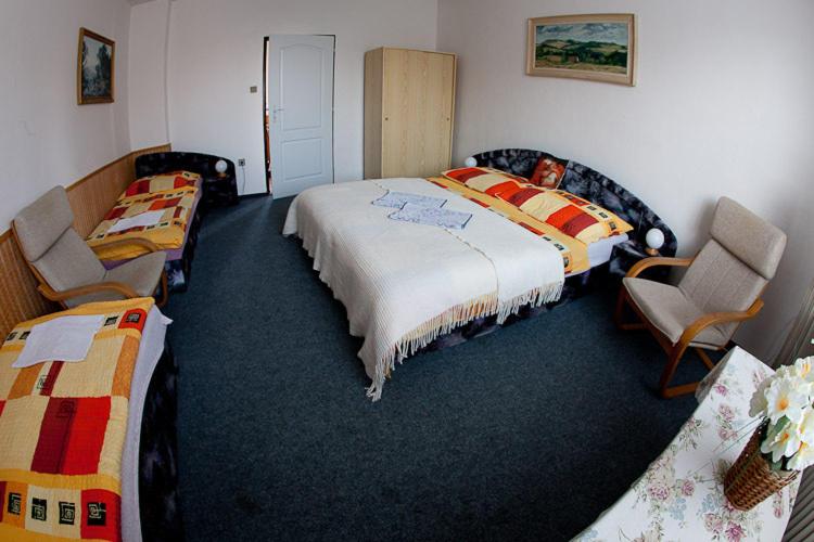 Studio (2 Adults) image 3
