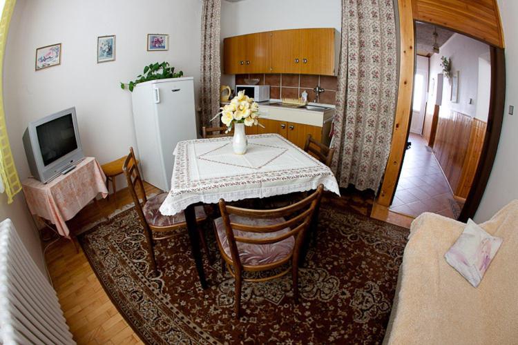 Studio (2 Adults) image 2