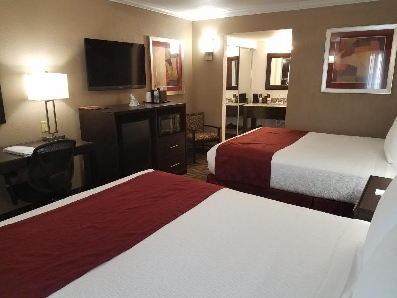 Queen Room with Two Queen Beds - Non-Smoking image 2