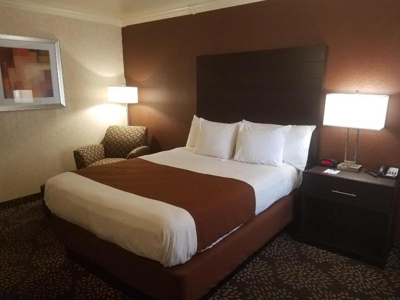 Queen Room with Walk-In Shower - Disability Access image 3