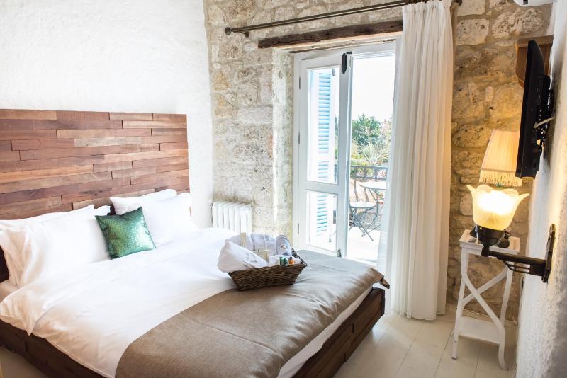 Deluxe Double Room with Balcony image 2