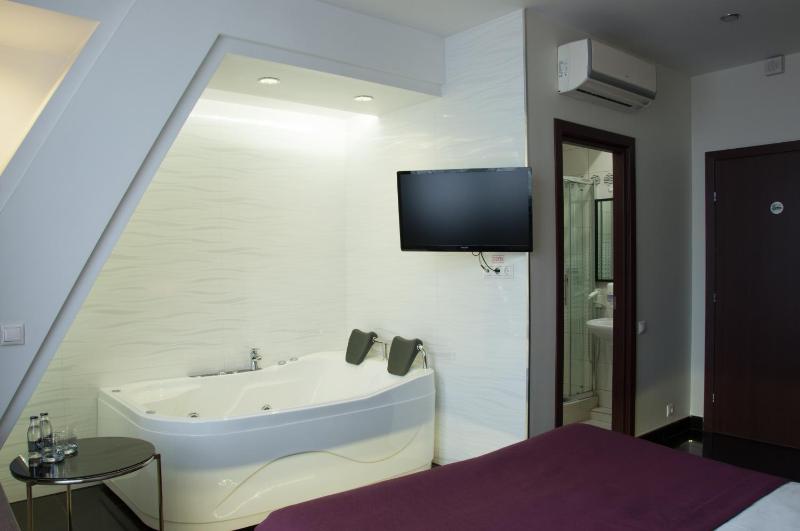 Comfort King Room with Spa Bath image 2