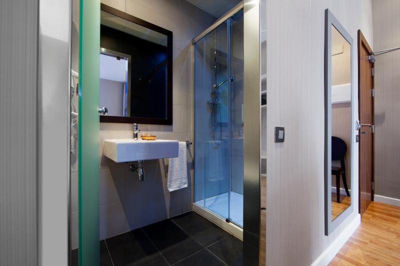 Twin Room with 2 Extra Beds image 3
