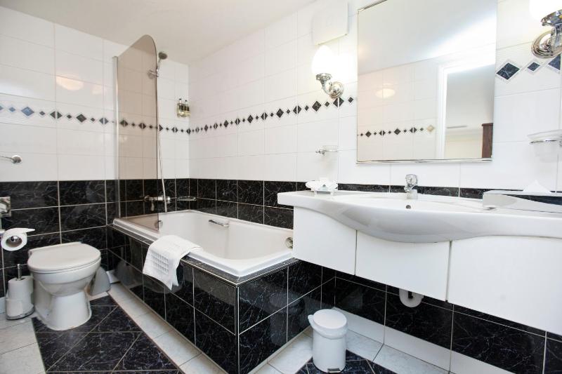 Double or Twin Room with Garden View image 4