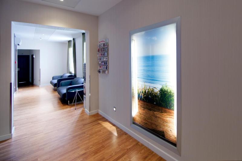 Twin Room image 4
