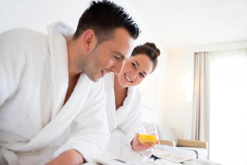 Executive Queen Room With Sofa Bed image 4