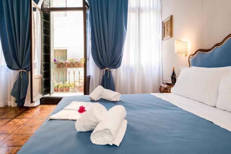 Double or Twin Room with Canal View image 3