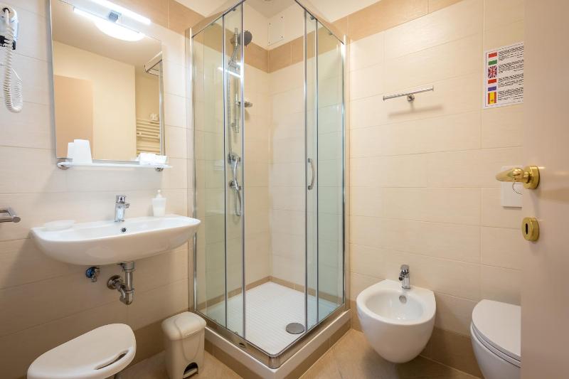 Deluxe Double or Twin Room image 4