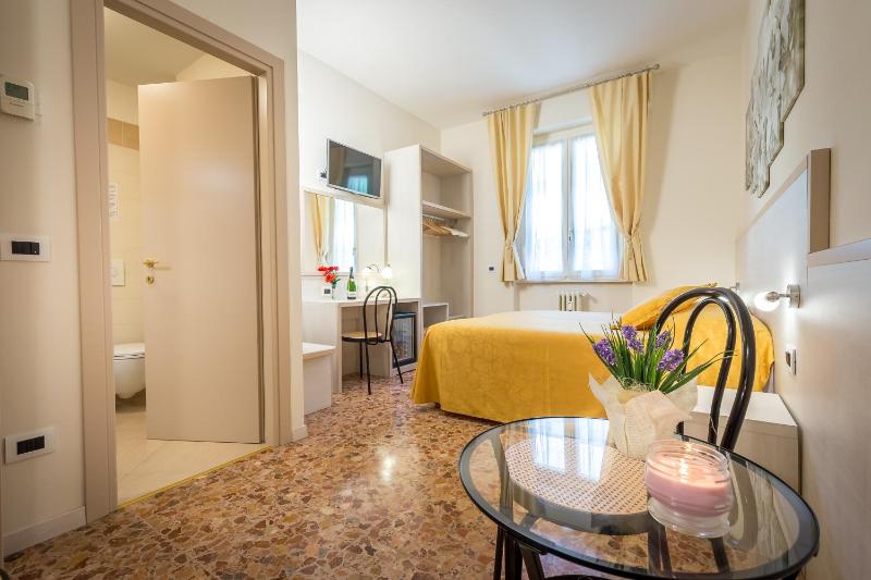 Deluxe Double or Twin Room image 3