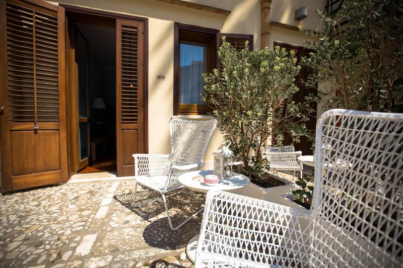 Double Room with Garden View image 4
