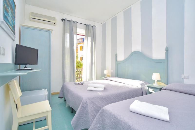 Quadruple Room image 2
