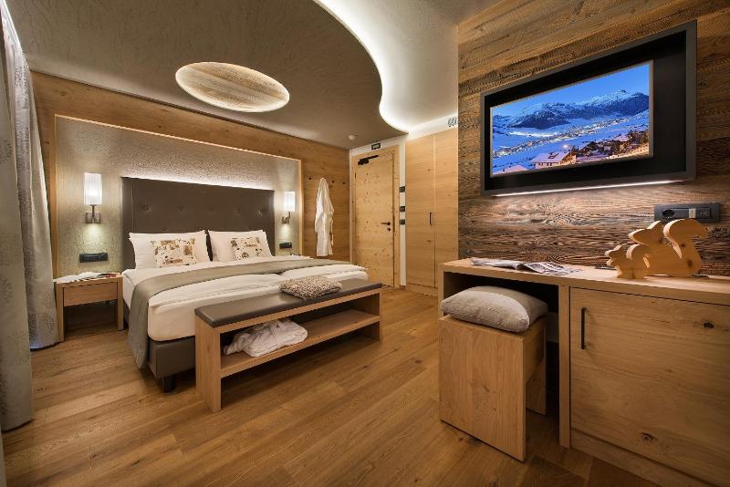 Junior Suite with Balcony image 3