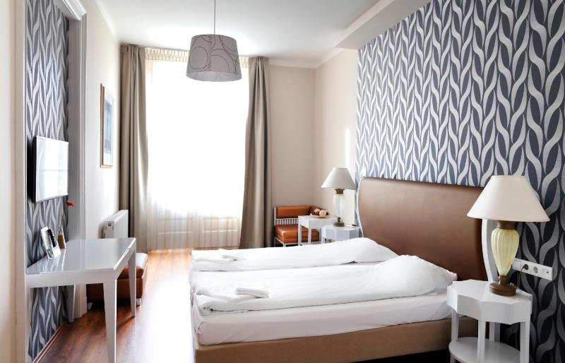 Double Room with Balcony and Kitchenette image 2
