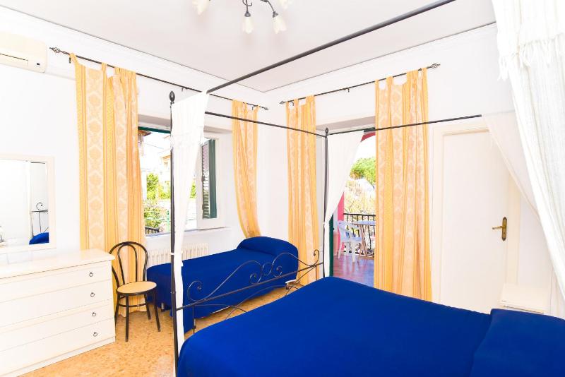 Quadruple Room image 4